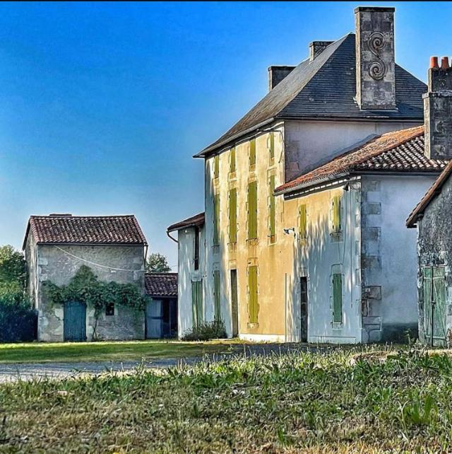 Les Maisons Du Bonheur Bed & Breakfast Château-Garnier Exterior photo
