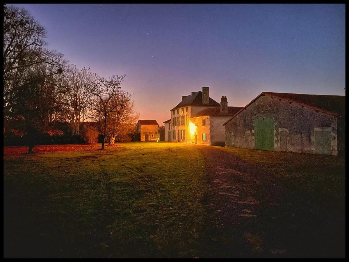 Les Maisons Du Bonheur Bed & Breakfast Château-Garnier Exterior photo