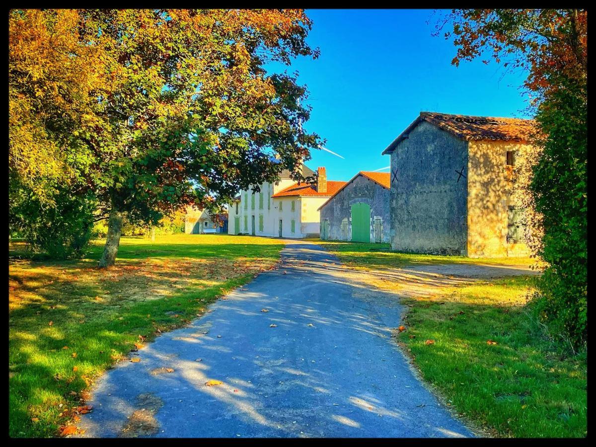 Les Maisons Du Bonheur Bed & Breakfast Château-Garnier Exterior photo