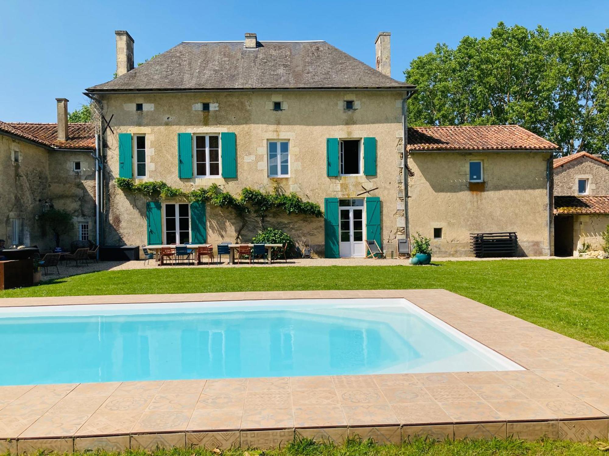 Les Maisons Du Bonheur Bed & Breakfast Château-Garnier Exterior photo